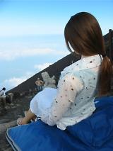 山頂の鳥居に座っている智子さん