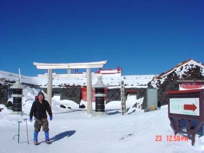 雪の富士宮口山頂(18KB)